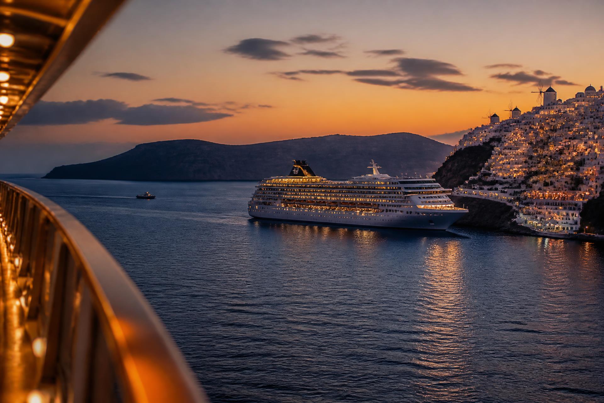 Kreuzfahrtschiff bei Sonnenuntergang vor Santorini